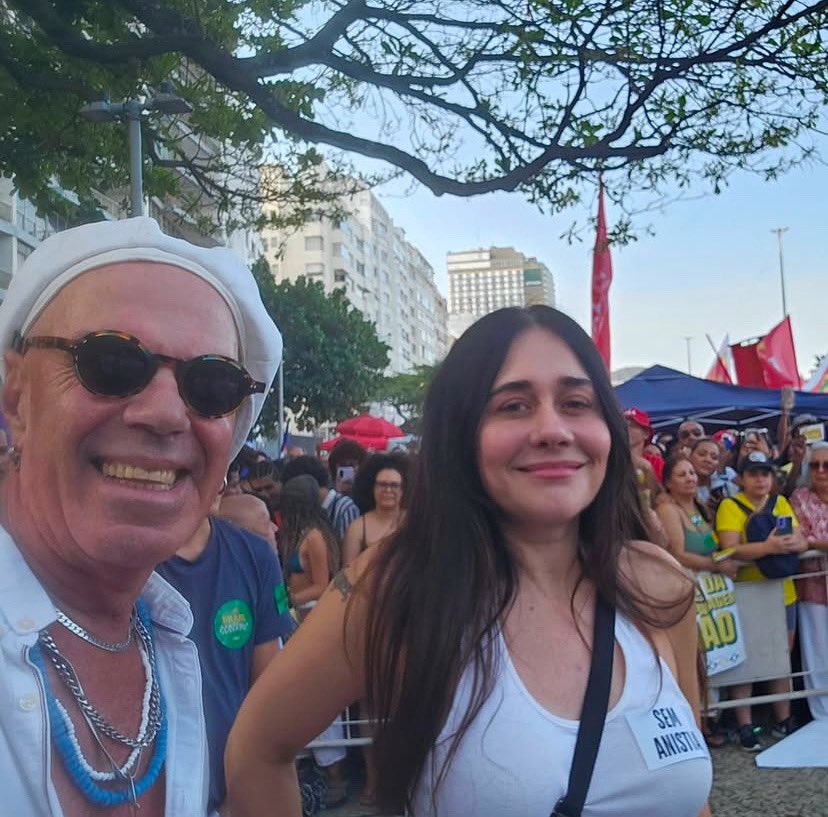 Alessandra Negrini e seu amigo Freddy na manifestação hoje em São Paulo contra a pec da blindagem.