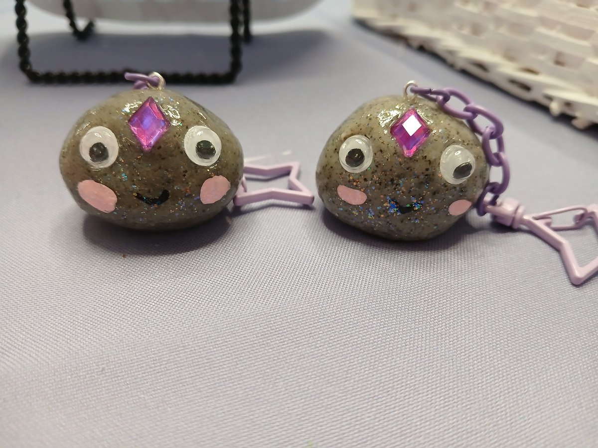 Only two pebbles left...

(Poor saplings, no one wants em :c)

#granitestatecomiccon