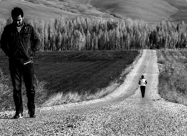 Denize kim anlatacak,Kara da boğulduğumu
    İki kişi var içimde 
       Biri herkesin yanında gülüp eğleniyor 
           Biride sabahı zor ediyor