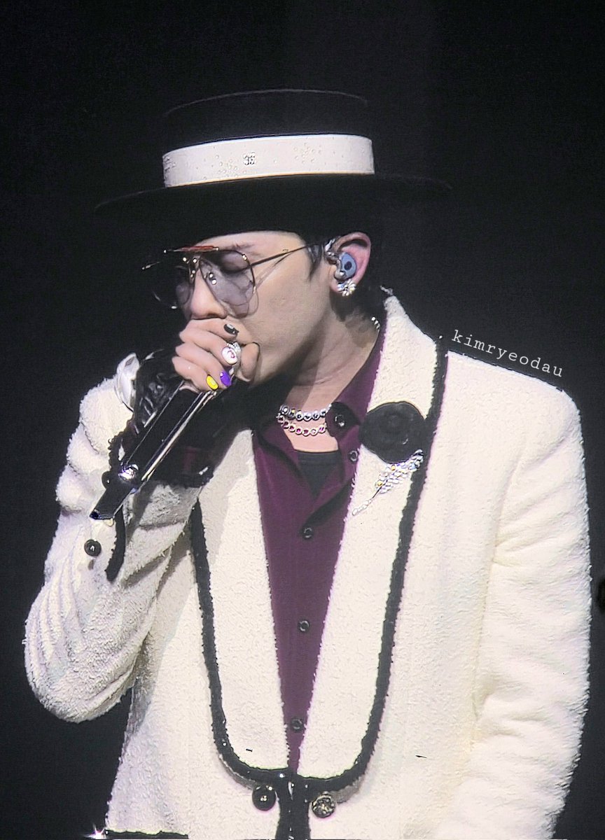 Waiting 8 years to have a chance to sing along "Untitled" with him 🥹 

Every outfit looks beautiful on him 🔥 

#GDRAGONinPARIS