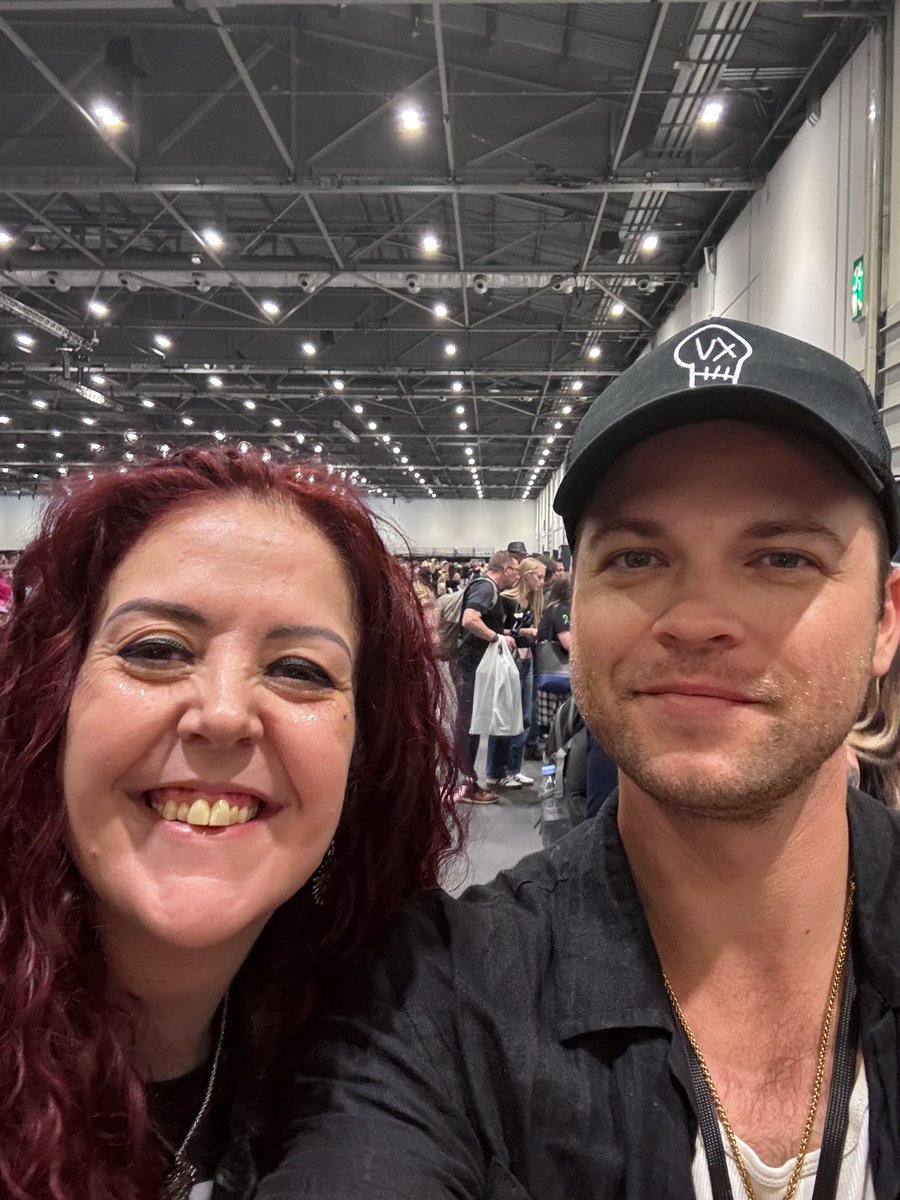 angel8782's tweet image. Happy #SupernaturalSunday people. A selfie with the lovely #AlexCalvert at FTLOF for this week ❤️❤️
