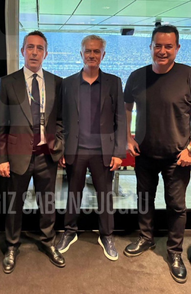 "Beni zorla söylettiriyorsunuz ama geliyoruz, çok büyük geliyoruz" tayfadan geriye kimse kalmadı 😅

Aziz Yıldırım, #AliKoç a seni bu taraftarla göndereceğim demişti öyle de oldu 😬

Bir Galatasaraylı olarak üzülsem de Sadettin SARAN'a başarılar dilerim.