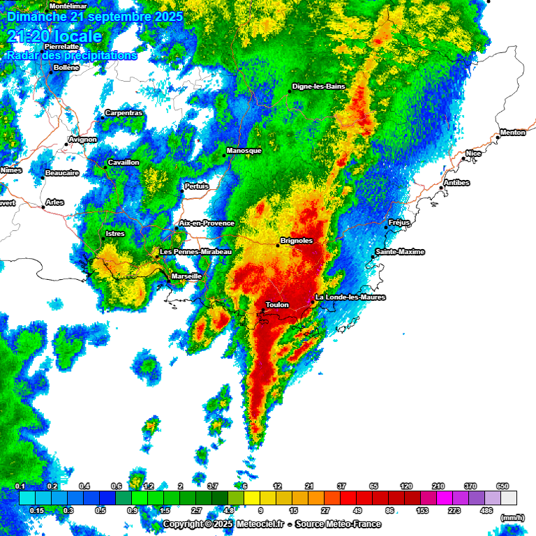 TchatMeteo's tweet photo. Une violente ligne #orageuse traverse en ce moment le sud est du pays avec des cumuls très importants en quelques minutes. La station de #Toulon vient de mesurer 20.6 mm de précipitations en 6 min.
La prudence est de mise ! https://t.co/rdwlaif20J