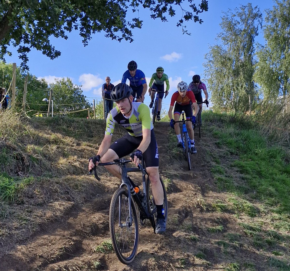CX Result: Shimano/Lazer WMCCL Round 3

Ceris Styler and Sullivan Berry winners for <a href="/RotorRace/">RotorRaceTeam</a>  in round 3 of the  Shimano/Lazer WMCCL by <a href="/midshropswheels/">MidShropshireWheelrs</a> in Shrewsbury
velouk.net/2025/09/21/cx-…

#Brother4Results | Presented by <a href="/davemellorcycle/">Dave Mellor Cycles</a> #Shrewsbury #BikeShop