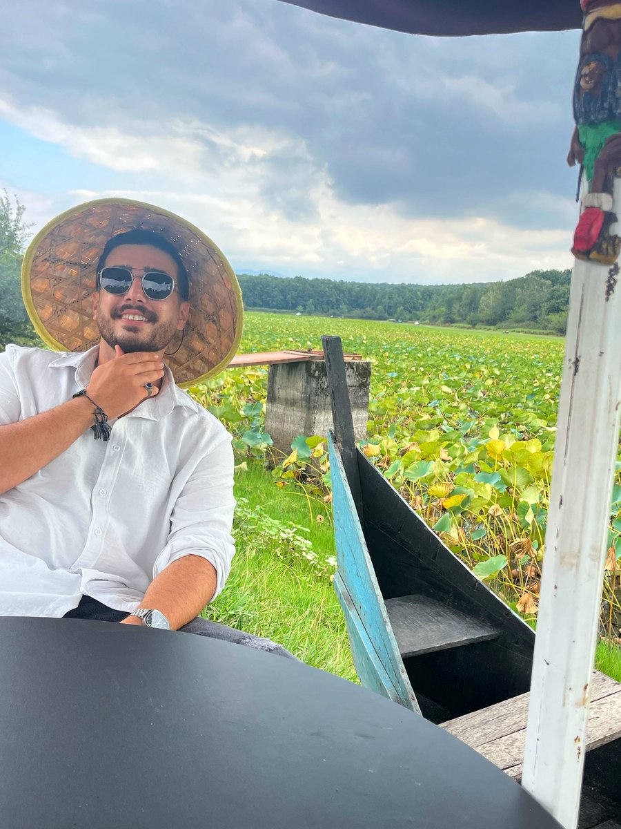 در مزیتِ انزوا tweet media