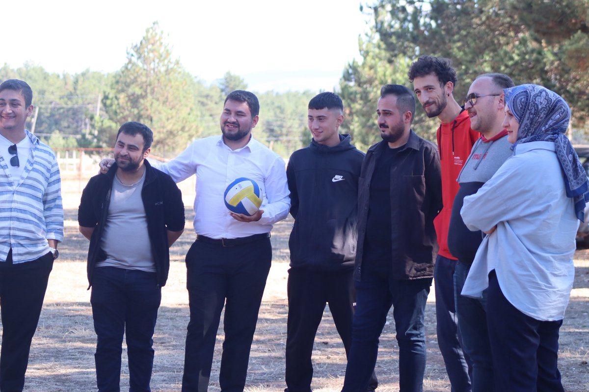 📍 Şehit Şerife Bacı Tabiat Parkı’nda bir aradaydık!

MKYK Üyemiz Abdullah Nuri Gümüş ve MKYK Üyemiz Feyzihan Köse’nin katılımıyla; Gençlik Kollarımız, ÜniAK Topluluğumuz ve Yeni Seçmen Teşkilatımızla birlikte keyifli bir piknik gerçekleştirdik. 🌳✨

Birlikte oyunlar oynadık,