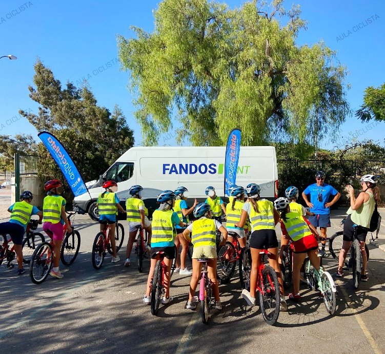 Instantes previos a salir a la vía pública y realizar el itinerario urbano de 🚴🏻‍♀️#AulaCiclista.
Ilusión, impaciencia, ganas, nervios, profes haciendo fotos del alumnado para inmortalizar la experiencia...

La 🚲#bici proporciona unas sensaciones únicas.

📸 #CEIPRabassa, #Alacant.