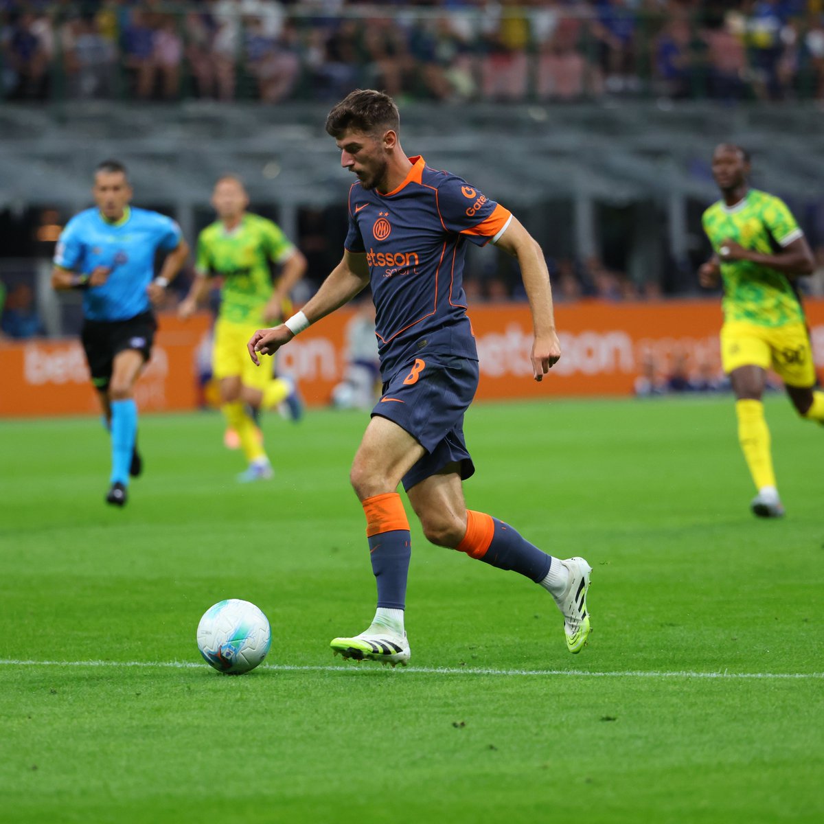 There's plenty to dislike about the Premier League, but at least clubs don't casually dump their traditional colours at home. Criminal activity at the San Siro tonight, <a href="/Inter/">Inter ⭐⭐</a> not bothering with blue/black. #InterSassuolo
