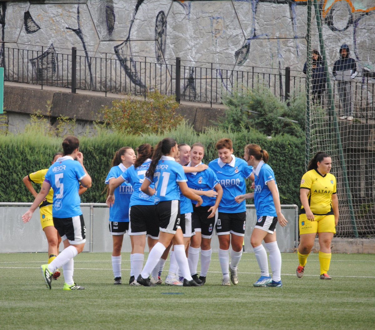 huartefem's tweet photo. Tercera Fem !!
Huarte 3-1 Lagunak 
Trabajado triunfo contra un buen Lagunak que se adelanto en el partido pero las azulikas supieron sobreponerse y enseguida dar vuelta al marcador.
Los 3 puntos se quedan en casa para comenzar la liga con victoria.
💙🖤⚽️ https://t.co/YNpE00Zr5D