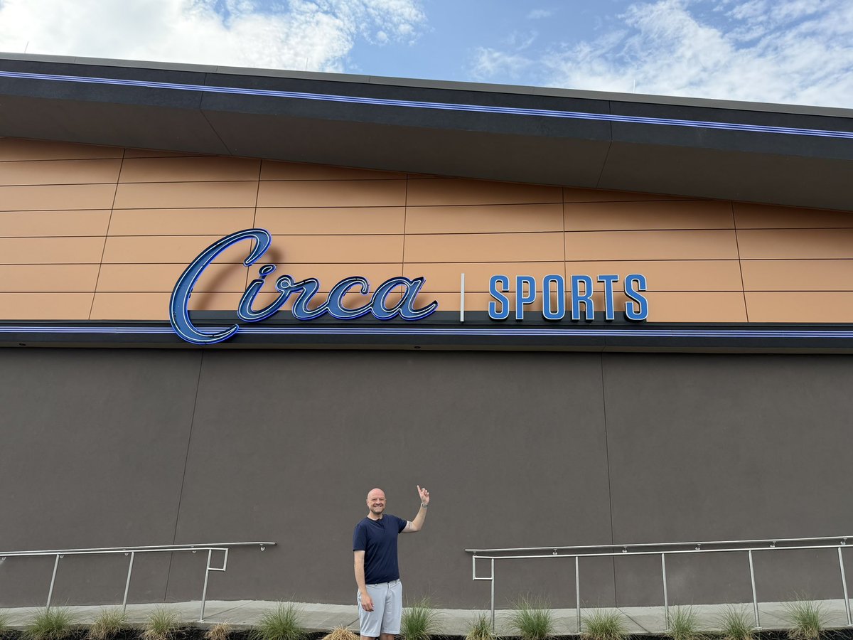 Trip to see my daughter in Bowling Green KY, had to stop at <a href="/CircaSports/">Circa Sports</a> KY.  Beautiful of course🤩🤩 <a href="/DerekJStevens/">Derek Stevens</a> <a href="/RosboroughDavid/">David Rosborough</a> <a href="/JeffreyBenson12/">Jeffrey Benson</a>