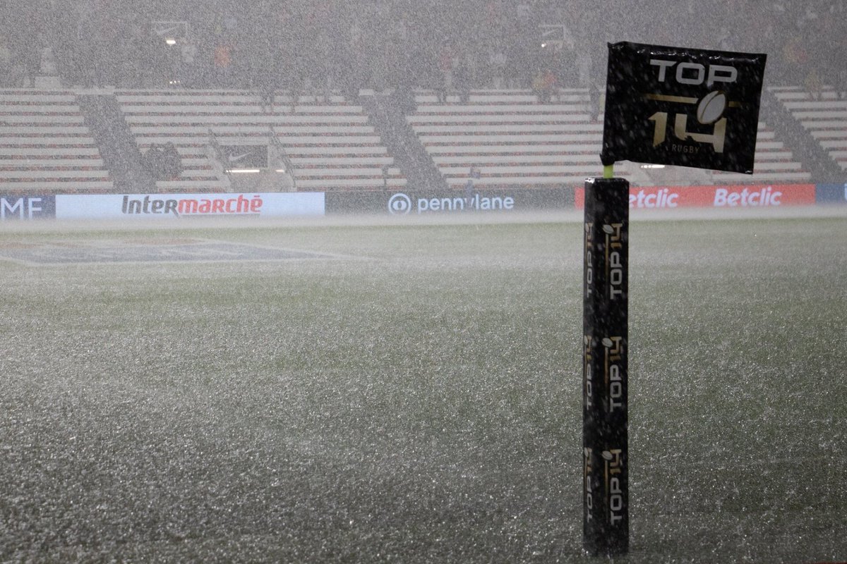 lequipe's tweet photo. Le coup d'envoi du match entre Toulon et La Rochelle décalé à cause des conditions météorologiques
➡️ https://t.co/OG8nCooN7I https://t.co/7lNsSVASmm