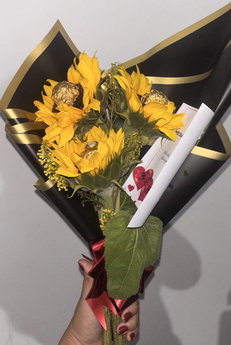 Julssssss23's tweet photo. Si recibí mis flores amarillas🥰🥰 https://t.co/l5FeGFjeNI