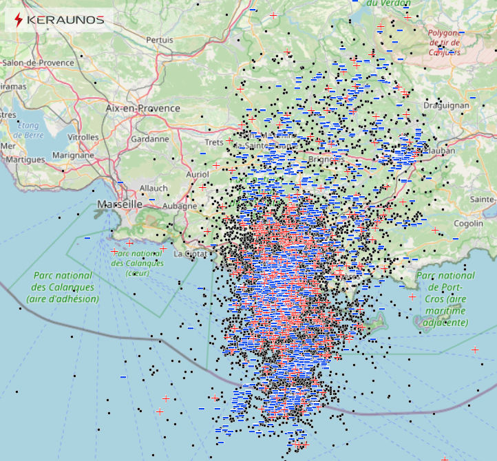 KeraunosObs's tweet photo. L'intensité de l'activité électrique devient remarquable : + de 13.000 éclairs en 1h sous cet orage en V, avec pics à + de 200 décharges/minute. Impacts négatifs en bleu (environ 2000/1h), positifs en rouge (400/1h) : https://t.co/jWWkd5PT6W
