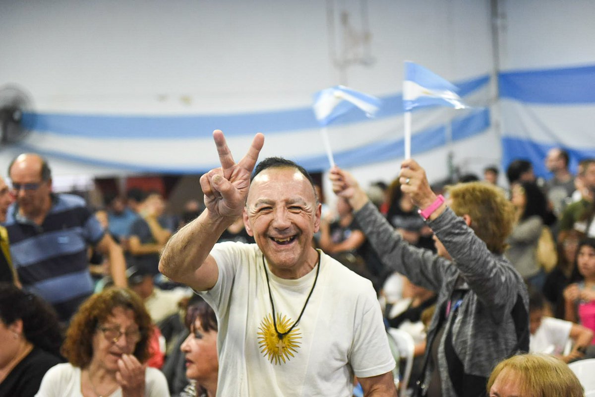 📍 ROSARIO 
ASAMBLEA CIUDADANA 💪

Junto a nuestros candidatos <a href="/carentepp/">Caren Tepp</a> , <a href="/RossiAgustinOk/">Agustín Rossi</a> y el resto de los compañeros y compañeras que integran nuestra lista, nos juntamos a  pensar juntos cómo frenar a Milei y construir una nueva esperanza

 #FuerzaPatriaSantaFe 🇦🇷✌️