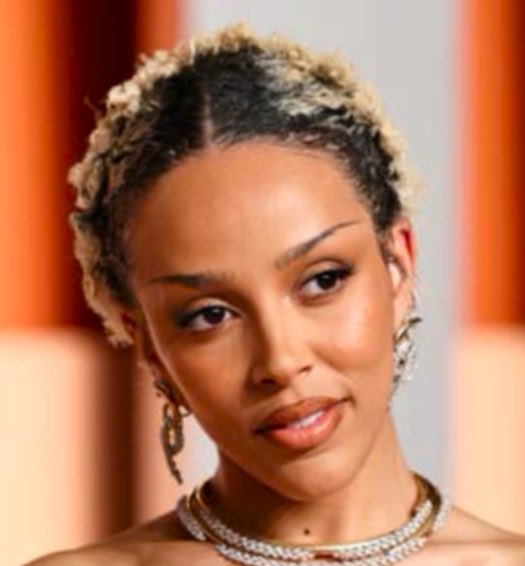 explaindojacat's tweet image. do we prefer .@DojaCat with one or two eyes?