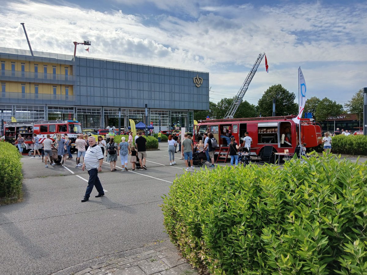 Open dag Brandweer Twente Kazerne Enschede (Spaansland)
Uiteraard veel collega's met oldtimers gezien en enkelen gesproken. Veel bezoekers bij onze Austin mogen ontvangen en veel verteld over onze collectie en onze nieuwe belevingscabine over de cycloon van 1925.