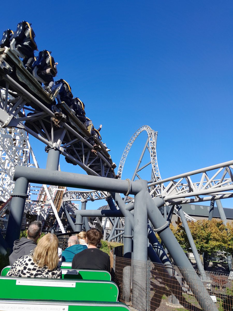 🄻🄰🅄🅁🄰 tweet media