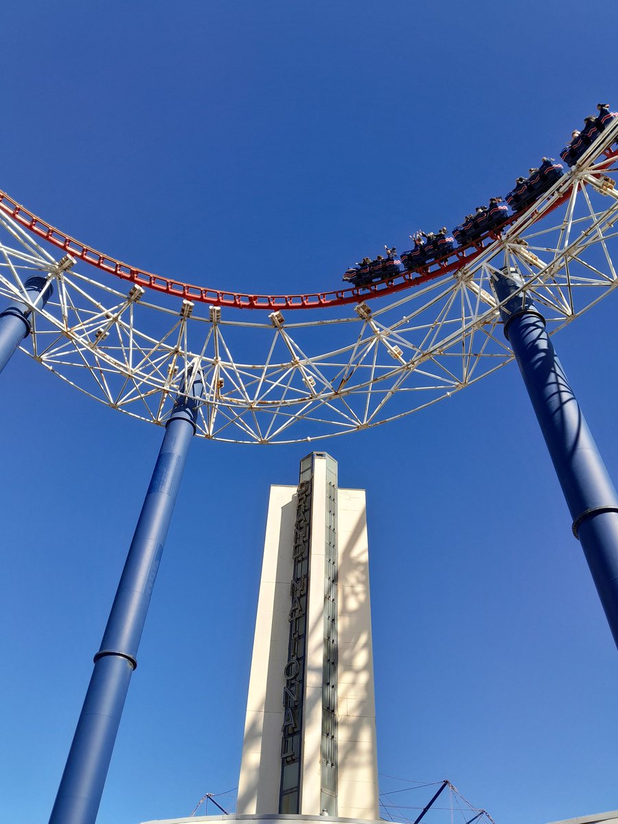 🄻🄰🅄🅁🄰 tweet media