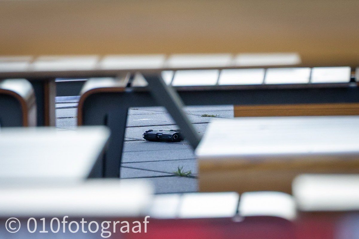 Wat een vreselijk drama voor alle partijen in Capelle aan den IJssel. De door #politie neergeschoten verdachte was slechts 15 jaar oud. Het toont ook weer aan hoe levensgevaarlijk het is om met een #vuurwapen over straat te gaan. De gevolgen kunnen onomkeerbaar zijn. Vreselijk.