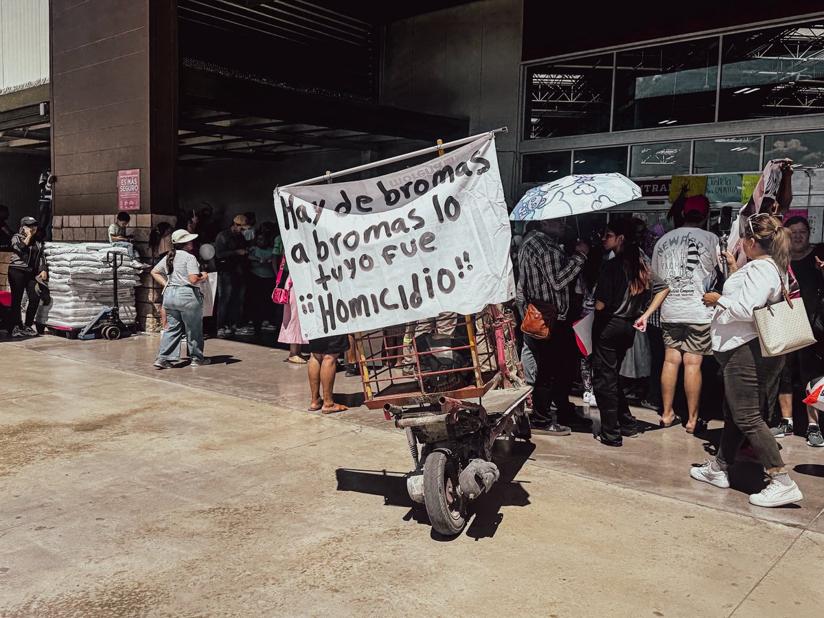 Estoy en el Plantón afuera de HEB, exigiendo justicia por el homicidio de Carlos Gurrola “El Papayita”. No fue una broma, fue violencia que le arrebató la vida.
No podemos normalizar el acoso ni el maltrato disfrazado de juegos.✊
#Heb #Torreon #JusticiaParaCarlosGurrola