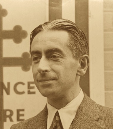 22 sept. 1942. Londres. Un journaliste évoque à la BBC les "tués,blessés,fusillés, arrêtés, torturés", ses frères de Résistance qu'il va bientôt retrouver. Et dont nul ne parlera mieux que lui. "Saluez-les, Français! Ce sont les soutiers de la gloire". Saluons Pierre Brossolette.