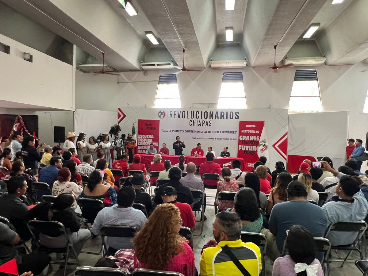 Felicitamos a los Secretarios Estatales del Comité de Tuxtla que rindieron protesta en la casa del priismo de #Chiapas. 

Hombres y mujeres con gran amor por nuestra capital, quienes encabezados por Isaías Muñoz y Shirley Álvarez están listos para trabajar por nuestra gente.