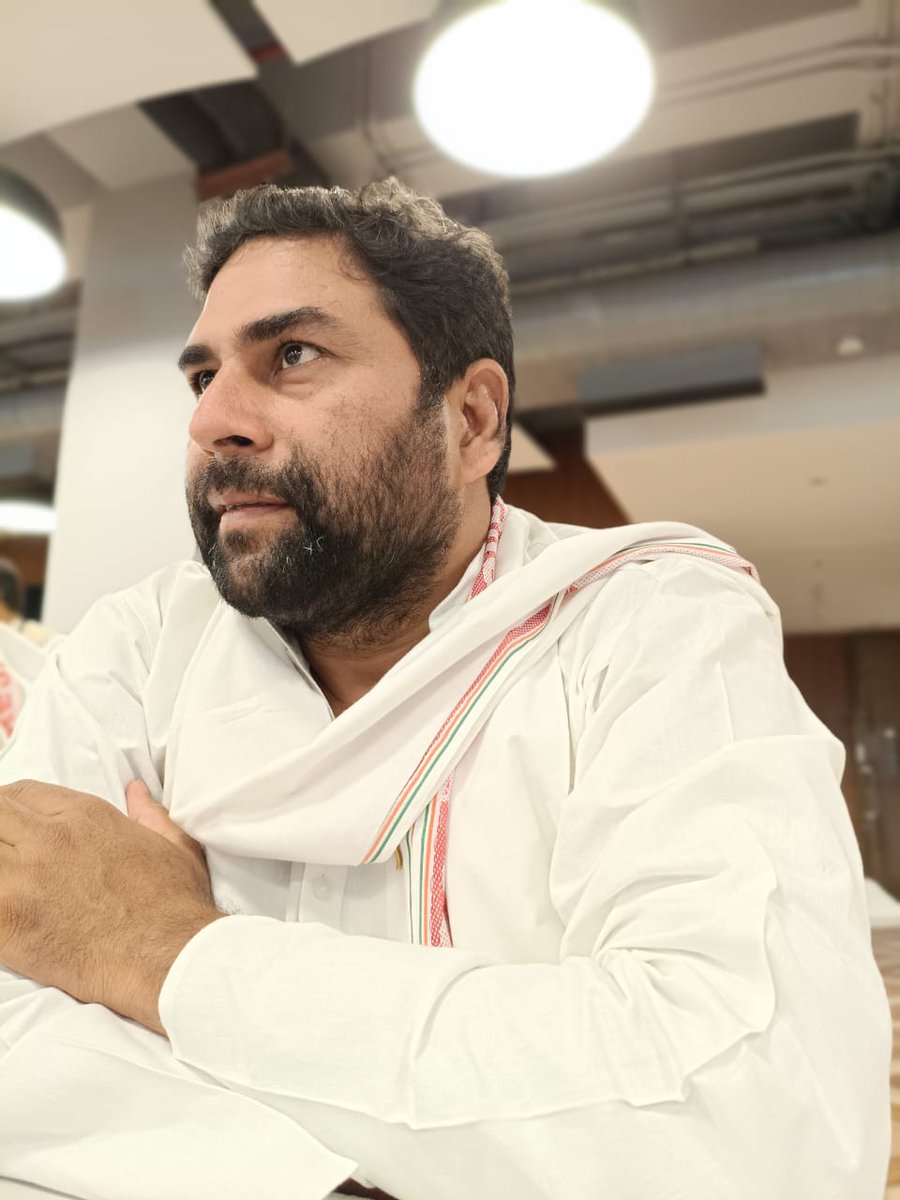 कौन सुनता है.. पगला को 
अडानी के मजदूर को