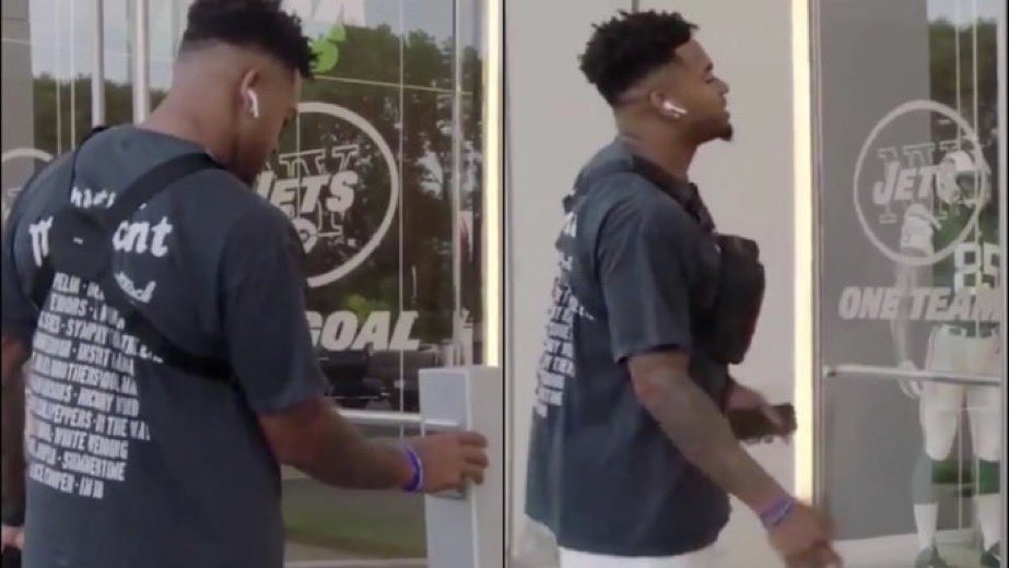 drakemayeloverr's tweet image. Rhamondre Stevenson and Pop Douglas trying to get into the Patriots facility tomorrow