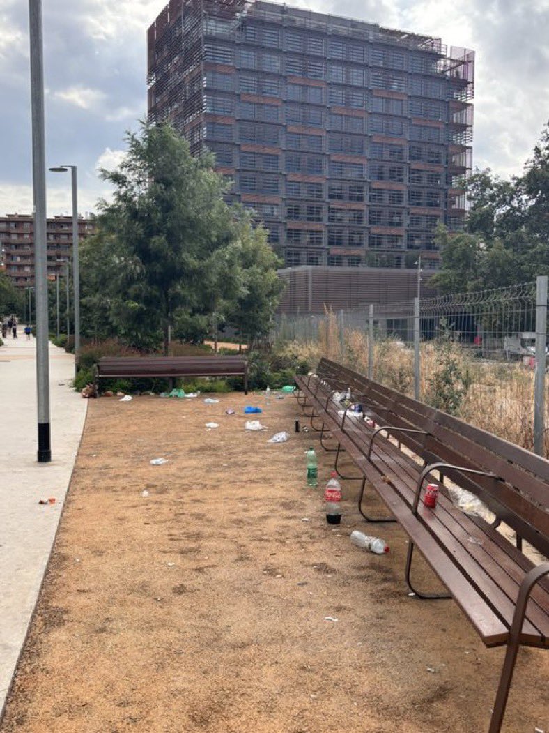 <a href="/avplacafarga/">AVV Plaça de la Farga</a> A Can Batlló tampoc s’escapen de l’onada de porqueria. La foto és d’avui diumenge.