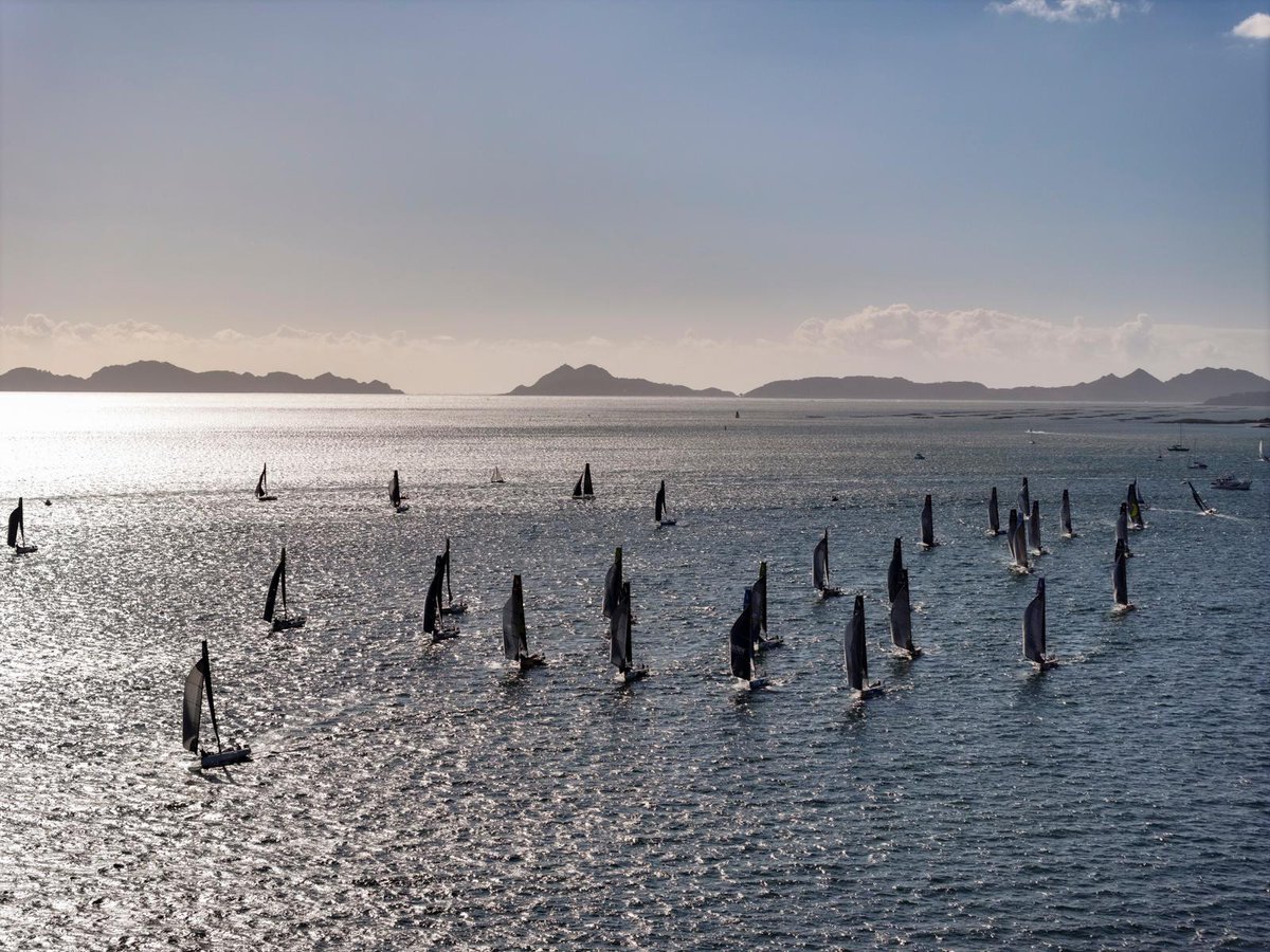 PuertoDeVigo's tweet photo. ¡El corazón de Vigo late al ritmo del mar! 🌊 Hoy vivimos la salida de la segunda etapa de @LaSolitaire56e desde una perspectiva única: el agua. Impresionante ver a estos guerreros de la vela zarpar. ¡Mucha suerte a todos! ⛵ #SolitaireFigaro #Vigo #Vela #Regata #Galicia https://t.co/GavBhLqQ9z