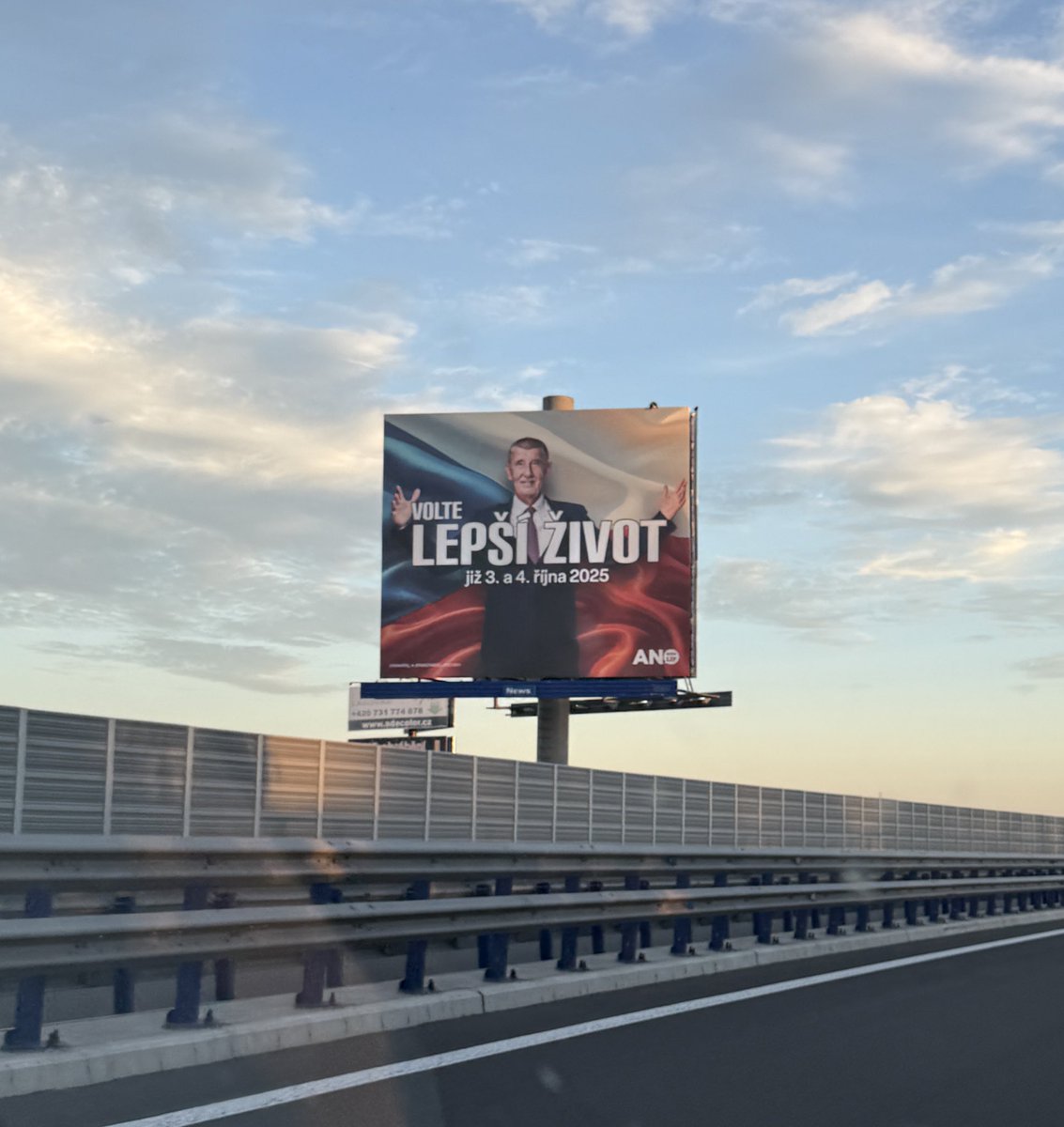 Pokud věříte tomu, že se můžete ke svému lepšímu životu „PROVOLIT“, zůstaňte raději doma. 🤷‍♂️
Právě tohle přesvědčení totiž může za velkou část životní mizerie.

I když chápu, že slogan „Pracujte, abyste žili lepší život, a my vám ho zkusíme nekazit“ se nevejde na billboard a má