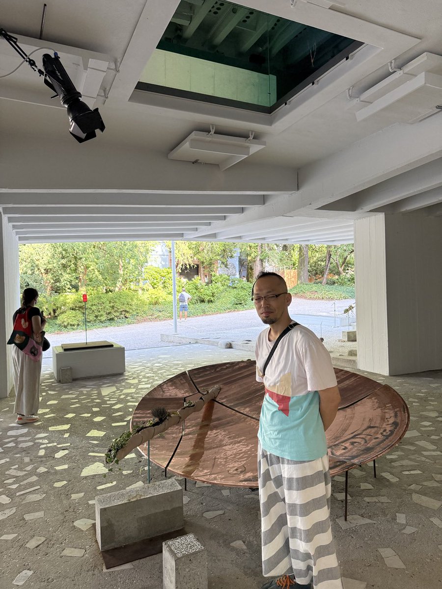 今日から1ヵ月ミラノ工科大学との教員交換プログラムでヨーロッパ滞在します。ウィーンで乗換えるの便の中でベニスビエンナーレ日本館出展作家の木内俊克さんと遭遇。翌日に急遽案内してくれることになり、ベニスへ。　大変詳しい説明をしてもらえました。