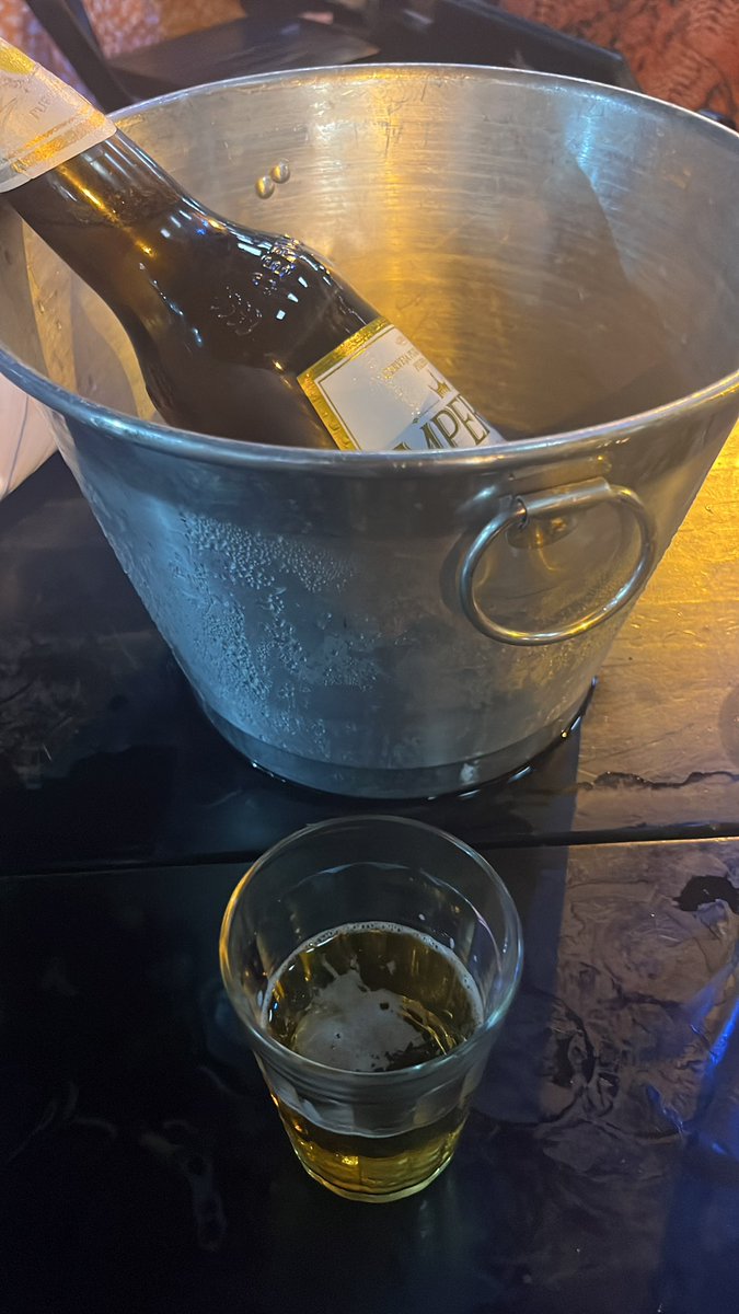 Caralho meu corpo não foi feito pra alcool, tô no terceiro copo e já estou bêbado 😂