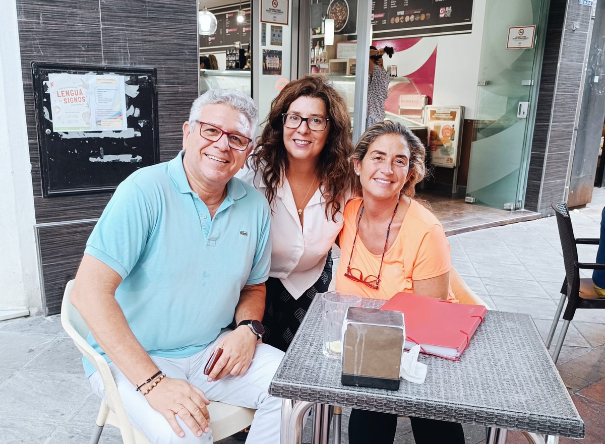 📷Nuestra presidenta <a href="/MartaMejiasOrt/">Marta Mejías Ortíz</a> con Delfín Galiano, #médico y profesor de #Ciencias del #Deportes y María José Parejo, profesora titular de #Derecho, ambos docentes de la <a href="/pablodeolavide/">Pablo de Olavide</a>

🫂 Una pareja comprometida #SeguimosSumando #RedAIAM #AIAM ❤️🖤