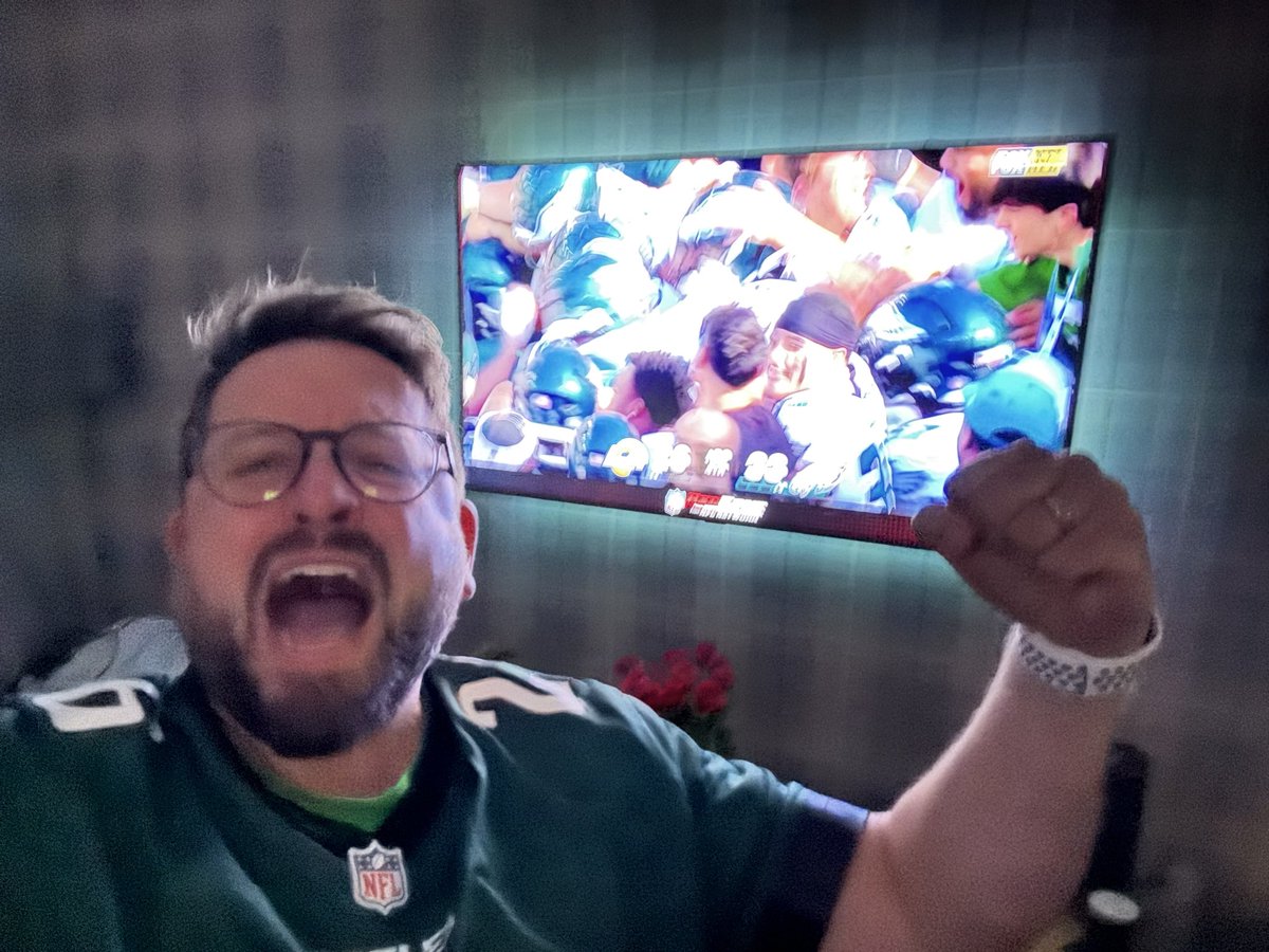 🏴 Gary ScottishEagle 🏴 (@garydg7) on Twitter photo Yaaaaassssssssssssssssssss
Rooof aff the hoose!!!! 
GO BIRDS!!!🦅 Yaaaaassssssssssssssssssss
Rooof aff the hoose!!!! 
GO BIRDS!!!🦅