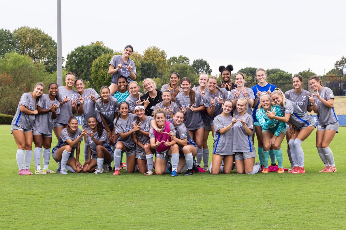 VICTORY FORMATION 😸😸😸