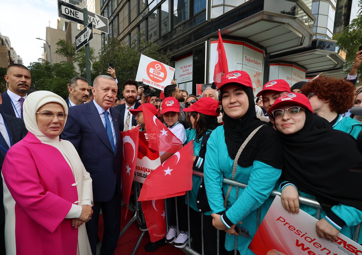 Cumhurbaşkanımız Recep Tayyip Erdoğan, Birleşmiş Milletler (BM) 80. Genel Kurulu’na katılmak ve çeşitli temaslarda bulunmak üzere gittiği Amerika Birleşik Devletleri’nin (ABD) New York şehrine ulaştı tccb.gov.tr/haberler/410/1…