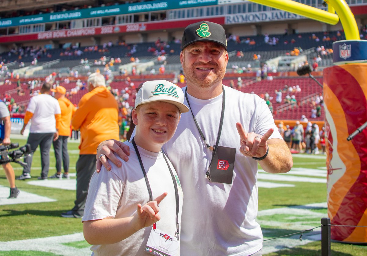 USFFootball's tweet image. Hey, Hey, Tampa Bay! 

@CoachGolesh and Bear checking in from today&apos;s @Buccaneers home opener 👋

#ComeToTheBay | #StayInTheBay