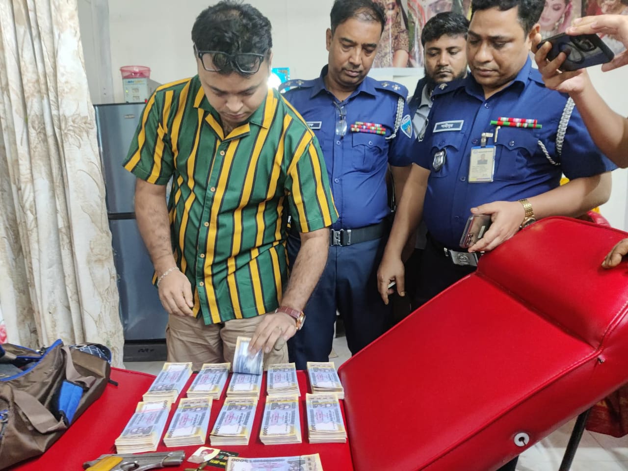 ব্রাহ্মণবাড়িয়ায় বিউটি পার্লার থেকে জাল নোট ও পিস্তল উদ্ধার