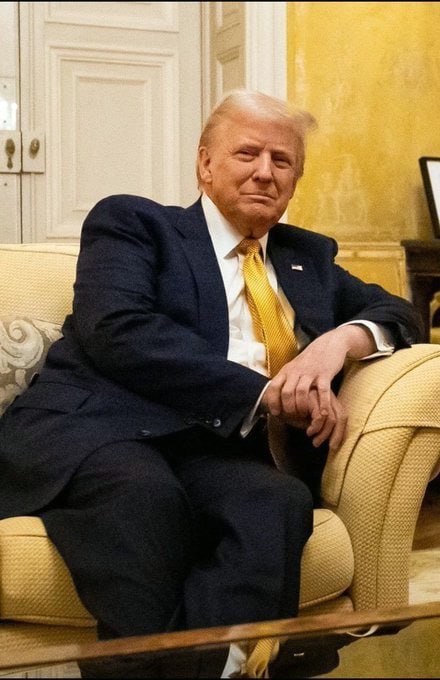 PatriotQfsWeb's tweet image. Drop a ❤️ 👍if you’re a fan of President Trump!!