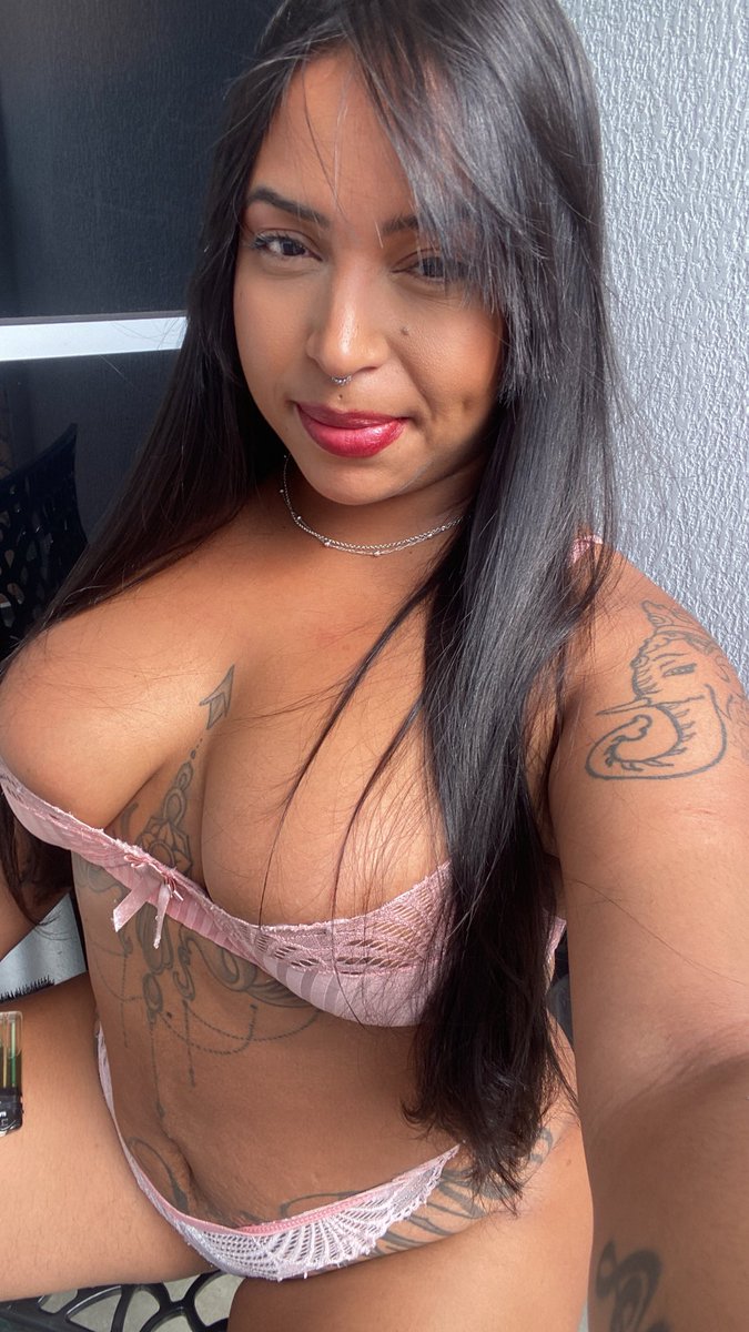 ando inchadinha por causa da endometriose 🥹😔 
mesmo assim sou gostosa ? deixa seu RT para eu ficar feliz?  🥰
