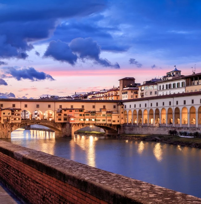 learnitalianpod's tweet image. 🌙 Buona Notte from Firenze ✨🇮🇹
Florence reminds us how magical evenings in Italy can be💫 Wishing you a peaceful night filled with dreams as beautiful as this view. 🌌 #BuonaNotte #Firenze #PonteVecchio