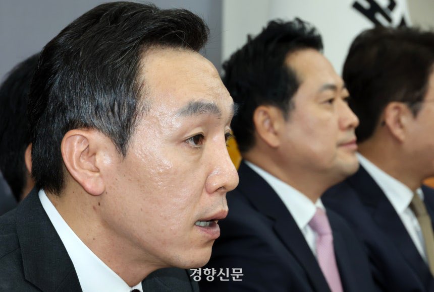 김민수 대구 집회 발언..
"저는 이재명을 대통령이라 부르지 않는다.. 자유를 지키기 위한 극단주의는 악이 아니라 했다. 대한민국을 지키기 위해 기꺼이 극단을 택하자"

기꺼이 극우가 되자고 선동함..
그래놓고 극우라 그러면 졸라 발끈하고..