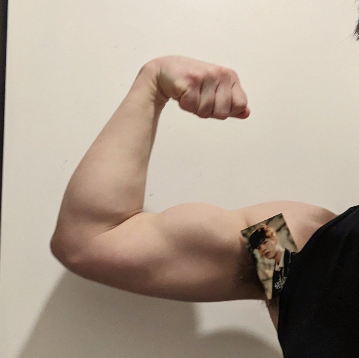 fensandmarshes's tweet image. happy birthday seungmin i put you in your favourite place (a man's biceps)