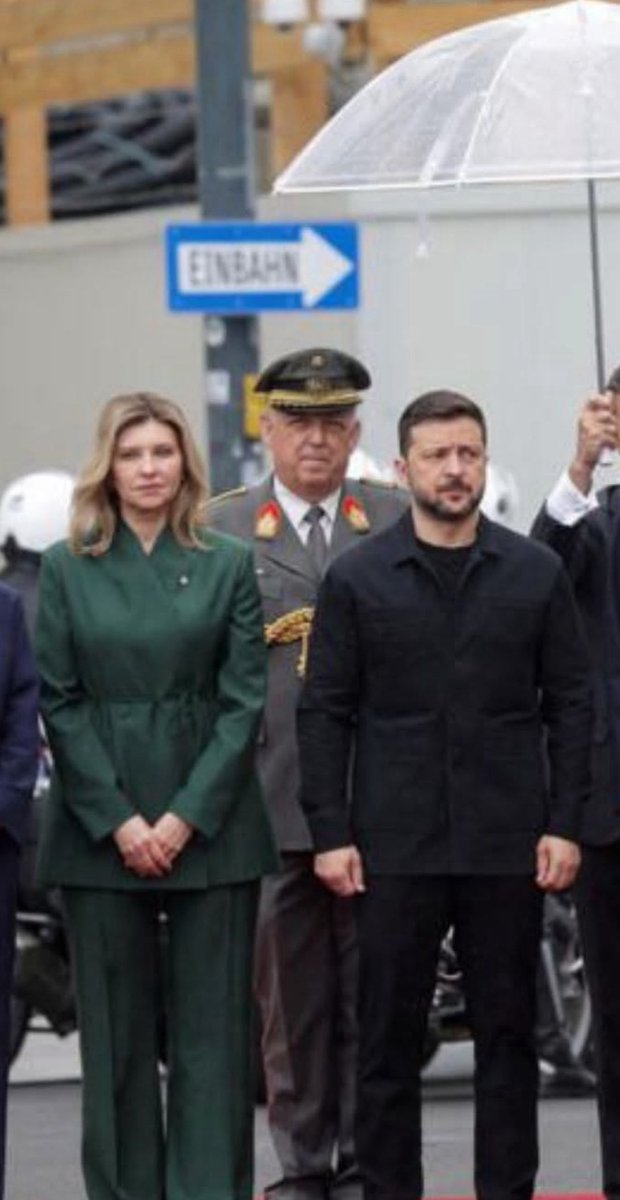АВСТРІЯ В ШОЦІ!

Опозиція у Відні здійняла справжній скандал. Виявилося, що одноденний візит Зеленських в Австрію коштував платникам податків рекордні 463 тисячі євро! Із них 103 тисячі навіть не були закладені в бюджет – їх у паніці шукали в останню мить.

У кортежі Зеленського