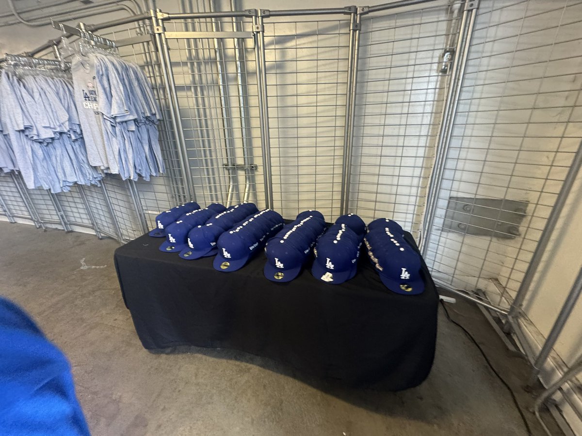 rina_disney_s2's tweet image. 現地ではアウトレット商品もありました、本日最終日です
#ドジャーススタジアム
#Dodgers 
#Dodgersstadium