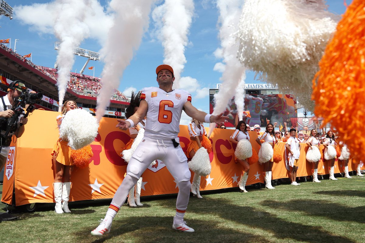 HardRockBet's tweet photo. NOBODY has more 4th quarter comebacks since 2024 than BAKER MAYFIELD https://t.co/VSNFdnLJRU