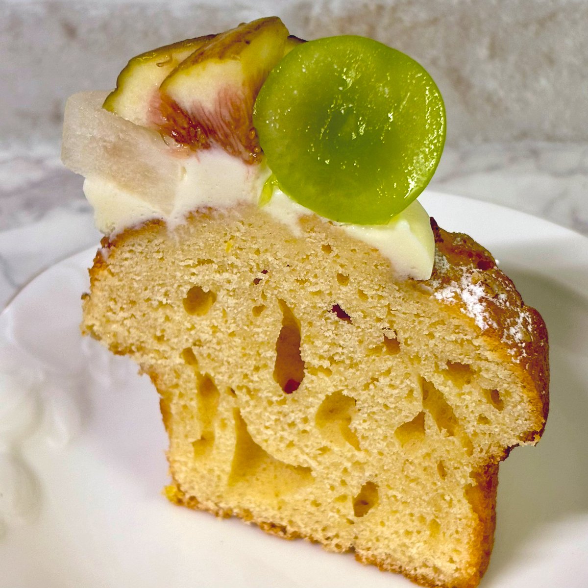 PanMogClub's tweet image. 👩🍳オーマイデリ
🧁秋三昧
🔍¥680(税込)/6㎝×6㎝(7×7)×8.5㎝/180g
しっとりふかふかな生地にパリッと果汁あふれるシャインマスカットと無花果、すっきりとした甘さの梨、クリームチーズをもりっと盛った秋の味覚フルーツマフィン。
個人的評価:★★★★★
#マフィン専門店 #スイーツ #行徳 #千葉