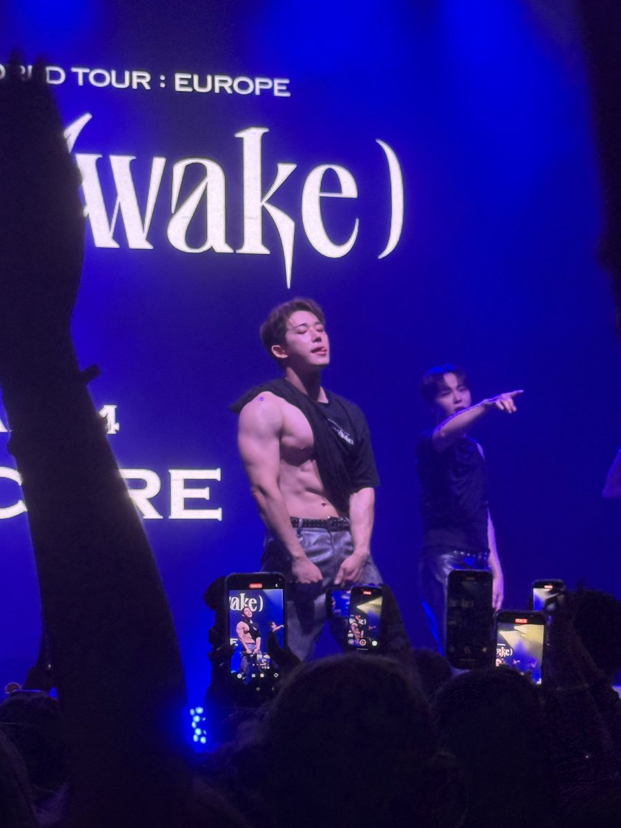 zabaewaa's tweet image. cute &amp;amp; hot
 #WONHOinWarsaw
#STAYAWAKEinWarsaw