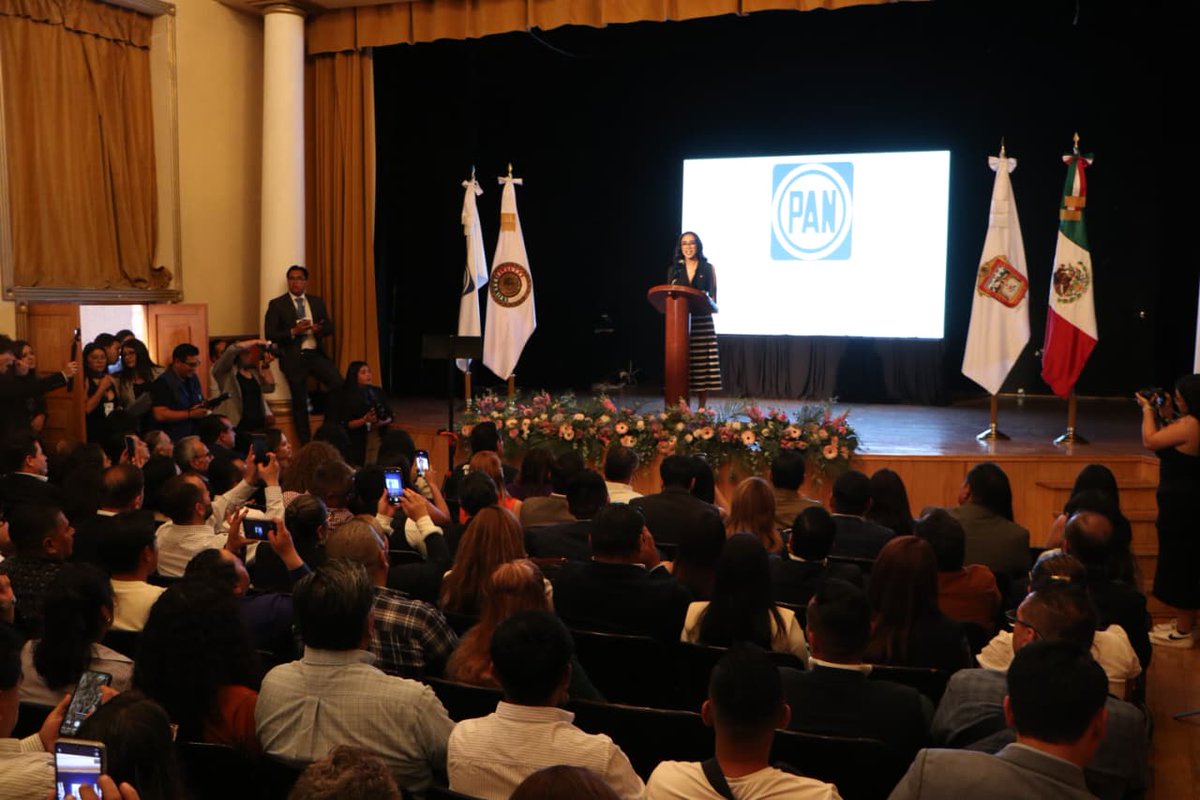 La Diputada local, <a href="/alexiaadavilaa/">Alexia Dávila</a> rindió su primer informe de labores en Nicolás Romero, con el respaldo de Diputadas y Diputados locales y federales, del Senador <a href="/EnriqueVargasdV/">Enrique Vargas Del Villar</a> y del Coordinador del grupo parlamentario del PAN en la legislatura mexiquense, <a href="/PabloDeCevallos/">Pablo Fernandez De Cevallos</a> .